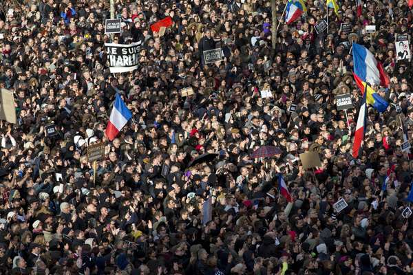 Milhares de pessoas se reúnem na Praça da República em Paris, para paricipar da manifestação em homenagem às vítimas dos ataques terroristas à capital francesa