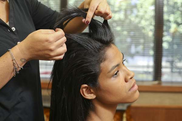 Pegue três mechas finas na frente do cabelo