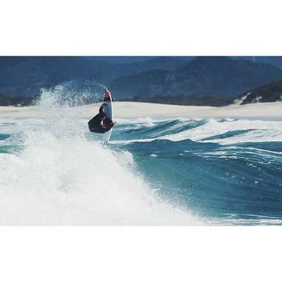 Ricardo dos Santos, conhecido como Ricardinho, competia profissionalmente desde 2008. Ele disputou sete etapas do WCT, e já havia conquistado uma vitória diante da lenda Kelly Slater em Teahupoo, em 2012, além de inúmeras etapas do Qualifying Series, espécie de segunda divisão. Morreu neste dia 20 de janeiro, após não resistir a ferimentos de bala. Veja mais fotos do surfista brasileiro:
