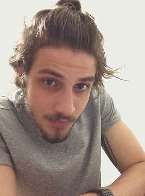 Chay Suede adaptou o penteado e prende apenas parte dos fios para cima