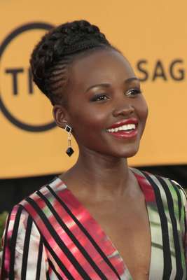 Lupita Nyongo foi destaque na premiação com coque alto trabalhado com tranças
