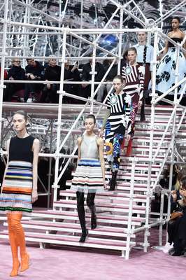 Brilho, cor e estampas marcaram o desfile de alta-costura da Dior, realizado em Paris, nesta segunda-feira (26)