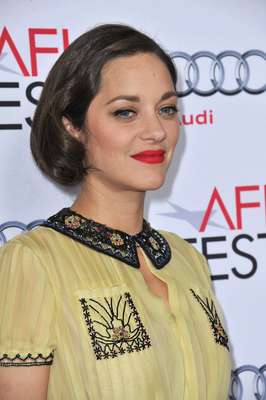 Marion Cotillard, protagonista de Dois dias, uma noite exibe cabelo curto em seu tom castanho natural com pontas levemente viradas para dentro, com um estilo retrô vintage