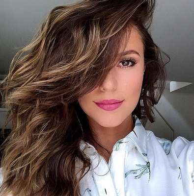 Paolla Oliveira exibe cabelo médio com mechas loiras para iluminar e textura para ganhar volume