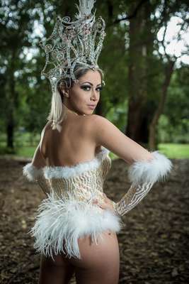 Carol Narizinho estreia como Princesa da Acadêmicos do Tatuapé e comemora a novidade. 'Sempre foi meu sonho, desde criança, vir na frente da bateria', conta. Em ensaio exclusivo para o Terra, a ex-panicat disse que se passou a comer menos carboidratos e mais proteínas, além de excluir o tão amado chocolate, tudo para entrar na avenida com as curvas em dia