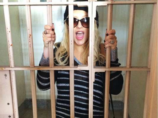 Christina Aguilera publicó en Twitter esta imagen en la que simuló ser una interna de Alcatraz.