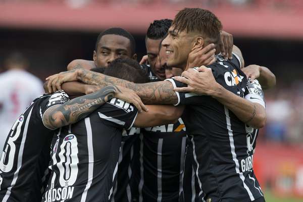 Jogadores do Corinthians comemoram único gol marcado no Morumbi