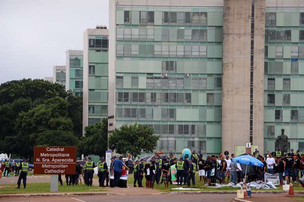 Brasília (DF) - Manifestantes contra o governo Dilma começam a se reunir no Congresso Nacional e no Museu Nacional, em Brasília
