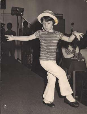 Cláudia sambando no Clube Semanal de Cultura. Na foto, ela tinha 5 anos e costumava participar das apresentações da academia de sua mãe, a também bailarina Odette Motta Raia