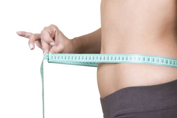 Perder peso A dança é uma atividade física que movimenta toda a musculatura, assim como os exercícios aeróbicos. Em média, é possível gastar de 300 a 400kcal/hora dependendo da intensidade.