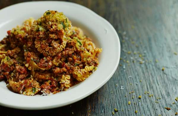 O prato Sausage Papardelle (R$28/R$39), com ragú de porco, erva-doce e vinho tinto, pangrattato e ervas, é um dos destaques do restaurante Jamie's Italian, recém-inaugurado em São Paulo; esta é opção favorita do próprio chef inglês