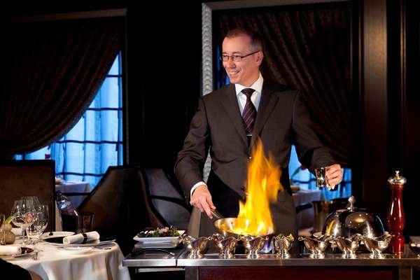 Murano - Inspirado em pratos clássicos da culinária francesa, o Murano é um ambiente de design clássico e cozinha de alto padrão a bordo de navios da Celebrity Cruises. O menu oferece uma mistura de tradição com toques contemporâneos e apresentação impecável. Alguns destaques são os pratos preparados ao lado da mesa, enquanto o hóspede observa, harmonizados com vinhos franceses e norte-americanos. O Murano pode ser encontrado nos navios Celebrity Eclipse, Celebrity Solstice, Celebrity Century, Celebrity Silhouette, Celebrity Equinox e Celebrity Reflection