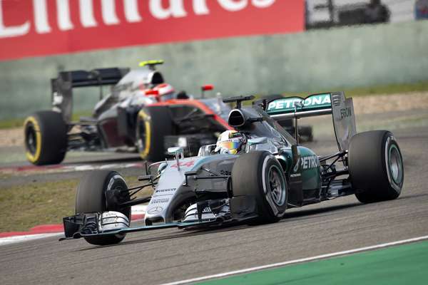 Hamilton marcou 1min35s782 no Q3 e superou por pouco companheiro Rosberg
