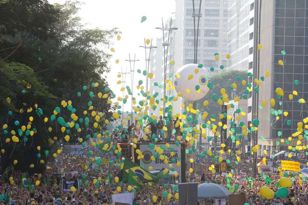 São Paulo - Manifestantes soltam balões nas cores verde e amarela durante o protesto contra o governo Dilma Rousseff na Avenida Paulista