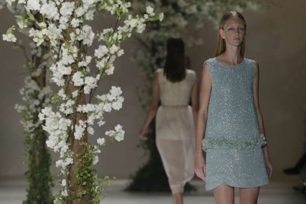 Acquastudio abusou das flores e dos tecidos leves em seu desfile. O verão de 2016 veio com clima de primavera