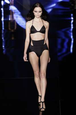 Adriana Degreas apostou em peças sofisticadas para a coleção de verão 2016, apresentada nesta sexta (17) no São Paulo Fashion Week