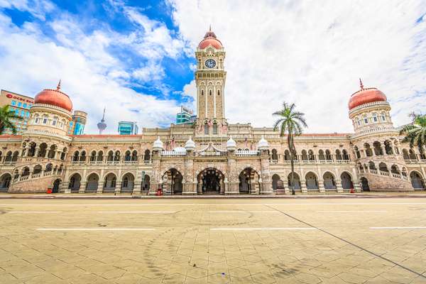 Sultan Abdul Samad Building - O prédio mais conhecido de Kuala Lumpur, Sultan Abdul Samad Building teve sua construção concluída em 1897. Ao longo dos anos de administração britânica na Malásia, o local recebeu diversos departamentos do governo, e atualmente é a casa das cortes supremas e superiores do país