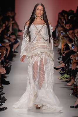 A Têca por Helô Rocha levou para a passarela da 39ª São Paulo Fashion Week orixás da Bahia, com direito a pombagiras e iemanjás. A modelo transexual Lea T. fechou o desfile com vestido longo branco de renda em saia rodada transparente e colares cruzados na frente