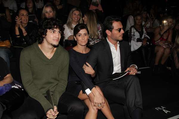 Deborah Secco e Rodrigo Lombardi estiveram novamente no SPFW nesta quinta-feira (16); ao longo da semana, a dupla de atores vem gravando cenas da próxima novela das 23h da TV Globo, Vidas Secretas