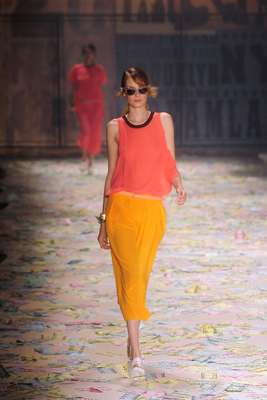 A Ellus 2nd Floor encerrou a 39ª edição do São Paulo Fashion Week com clima de parque de diversões em uma coleção inspirada no Coney Island, em Nova York. Cores vibrantes, listras, vestidos fluidos, pantalonas, jeans lavado e sandália de borracha marcaram o desfile