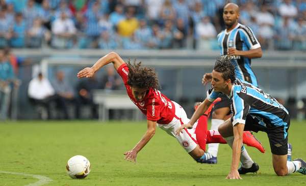 Valdívia entrou bem no clássico e causou a expulsão de Pedro Geromel