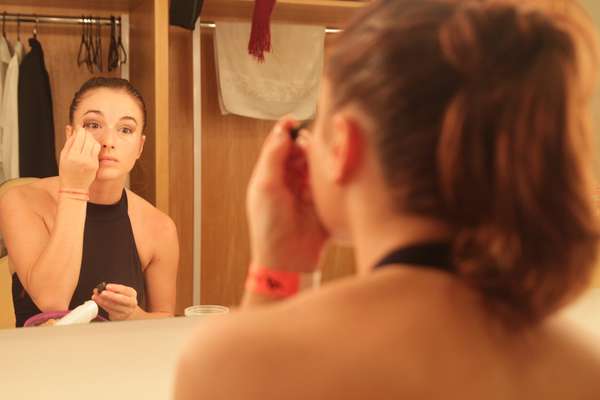 Bastidores: hora da maquiagem para os bailarinos da Raça Cia. de Dança