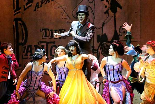 Elenco representa artistas populares para falar do início da carreira de Chaplin, em Londres, usando figurino de Fábio Namatame