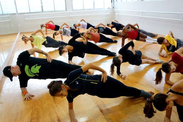 No dia 8 de maio, começaram as aulas no Estúdio Miosótis, em São Paulo, onde diversas técnicas de dança foram exploradas