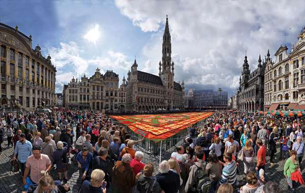 Grand Place - Patrimônio Cultural da Humanidade pela Unesco, a praça Grand Place é datada do século XV. Após ser quase toda destruída por três bombardeios franceses em 1695, ela foi reerguida em cinco anos. Em seu entorno é possível encontrar construções de estilos como o gótico, barroco, neoclássico e neogótico