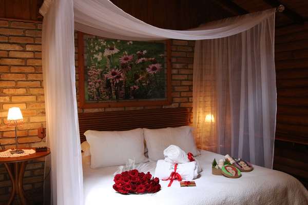 Localizada na cidade de São Francisco de Paula, na serra gaúcha, a Pousada do Engenho reserva 14 cabanas com serviços de hidromassagem, lareira e frigobar. Para os casais apaixonados, há até decoração especial com direito a flores