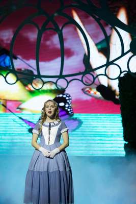 Alice sonha que ficou órfã e que deverá se casar sem estar apaixonada para fugir da pobreza