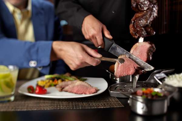 Moderno Churrascaria - Primeira churrascaria em estilo brasileiro em alto-mar, a Moderno foi lançada pela Norwegian Cruise Line junto com seu emblemático navio Norwegian Epic. Nela as carnes são servidas no estilo dos rodízios brasileiros, com garçons trajados como gaúchos que levam os espetos diretamente nas mesas com carnes de gado, porco e frango. Além das carnes, há um grande buffet de saladas