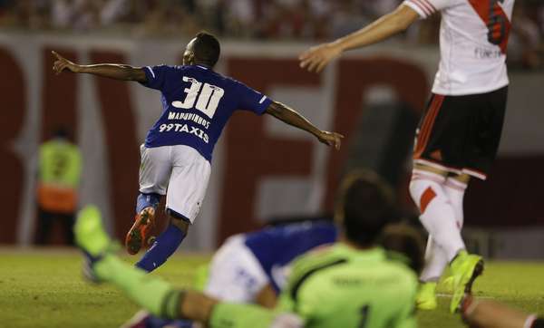 Cruzeiro vence River na Argentina e coloca um pé na semi