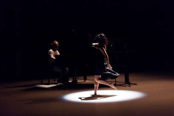 O pianista Benjamim Taubkin e a bailarina Morena Nascimento começaram a discutir a relação entre dança e música em 2002