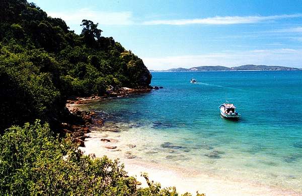 5 noites - Cruzeiro a bordo do Rhapsody of the Seas, da Royal Caribbean International, com partida de Santos em 14 de dezembro de 2015. Escalas em Búzios (foto), Ilha Grande e Ilhabela. Cabines a partir de R$ 1.432 por pessoa, mais taxas