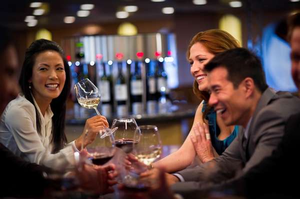 Cellar Masters – Bar dedicado aos vinhos nos navios da Celebrity Cruises, o Cellar Masters oferece uma grande coleção de rótulos famosos e desconhecidos de diversos países. Entre as atrações do espaço são as máquinas Enomatic, que servem vinhos direto nas taças dos hóspedes, com o uso do cartão recebido no embarque. Para quem tem dúvidas, sommeliers a bordo auxiliam na escolha do vinho