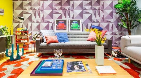 Na foto, sala de estar decorada com grafismos e detalhes coloridos. Vasos com plantas valorizam o aspecto alegre do ambiente
