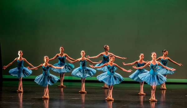 Ballet Paraisóplis em apresentação no Auditório Ibirapuera, em março, com plateia lotada