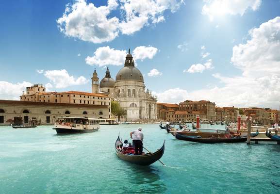 Tesouros de Veneza - Este cruzeiro da Source Events é realizado a bordo do maior veleiro de cruzeiros do mundo, o Royal Clipper, da Star Clippers. Voltado para o público gay, a viagem ocorre entre 12 e 19 de setembro de 2015, com atividades e festas temáticas a bordo. A partida ocorre em Veneza, na Itália, e as escalas são em Kotor, em Montenegro, Dubrovnik, Hvar, ilha Pakleni, Zadar e Rovinj, na Croácia. Cabines a partir de US$ 2.799 (R$ 8.882,35) por pessoa, mais taxas