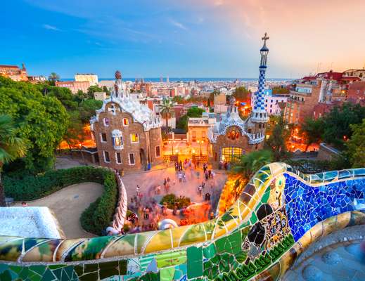 7 noites – Que tal passar o Dia dos Namorados a bordo do maior navio de cruzeiros do mundo? Nessa viagem da Royal Caribbean International a bordo do Allure of the Seas, com partida em 11 de junho, é possível. A embarcação sai de Roma e faz escalas em Nápoles e La Spezia, também na Itália, Barcelona (foto) e Palma de Maiorca, na Espanha, e Marselha, na França. Cabines a partir de R$ 3.047 por pessoa, mais taxas