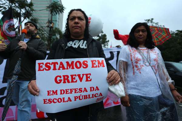 Professores participaram de protesto na marginal Pinheiros, em São Paulo