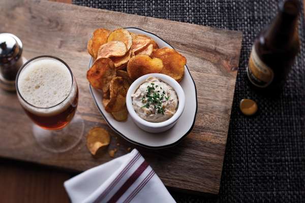 Michael's Genuine Pub - Inaugurado em 2014 com o lançamento do Quantum of the Seas, da Royal Caribbean International, o Michael's Genuine Pub tem um conceito simples: servir comida e bebida boa. Primeiro gastropub a bordo de cruzeiros, tem menu preparado pelo chef Michael Schwartz, com uso de ingredientes fornecidos por produtores artesanais. Além disso, como todo bom pub, oferece uma carta de cerveja com opções artesanais, de micro e macro cervejarias, além da sua própria cerveja, a Michael's Genuine Home Brew