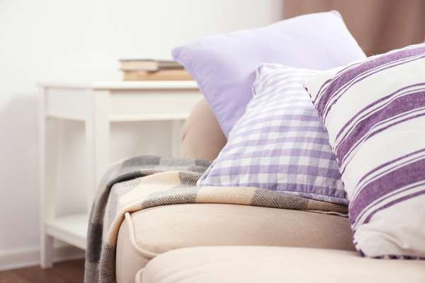 Antes de investir em qualquer coisa, procure deixar a casa arrumada e aconchegante, com alguns elementos que são ideais para isso, como tapete, almofadas, cortinas e mantas, já que a data é celebrada em meio ao friozinho