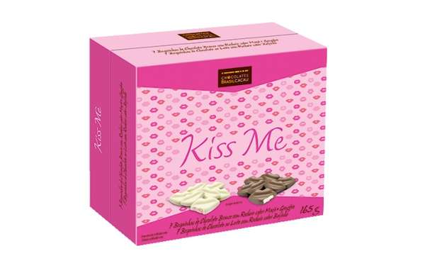 Bombons Kiss Me no formato de boquinhas nos sabores: chocolate ao leite com recheio sabor beijinho e chocolate branco com recheio sabor maçã, gengibre e efeito esquenta a boca. Da Chocolates Brasil Cacau. Por R$ 27,50. SAC: 0800 770 0201