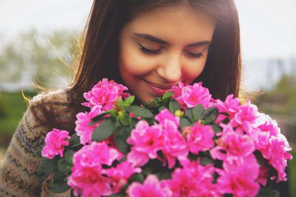 As flores sempre surpreendem e encantam as mulheres apaixonadas e românticas. Por isso, seguem sendo uma opção tradicional, mas super certeira no Dia dos Namorados