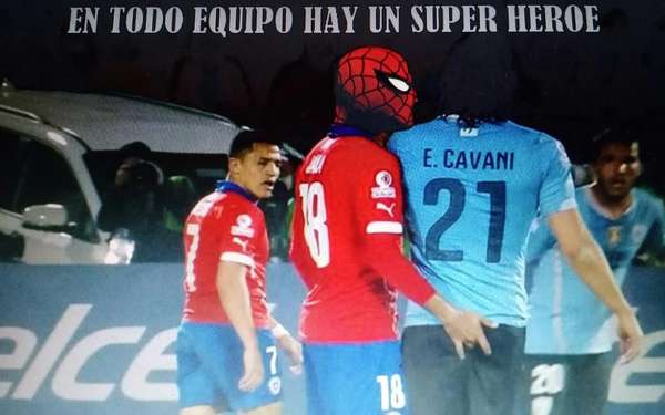 Mão boba de Jara em Cavani vira meme na internet