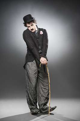 Jarbas Homem de Mello vive Chaplin em musical que conta a história do mestre do cinema mudo