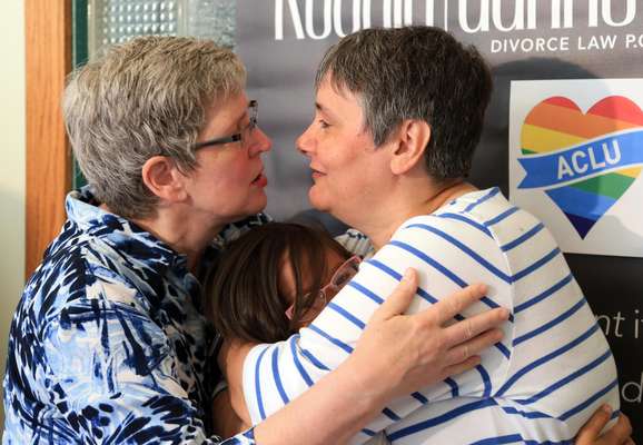 Sally Waters beija sua esposa Susan Waters com a filha Jade entre eles nesta sexta-feira, após a declaração do Supremo Tribunal