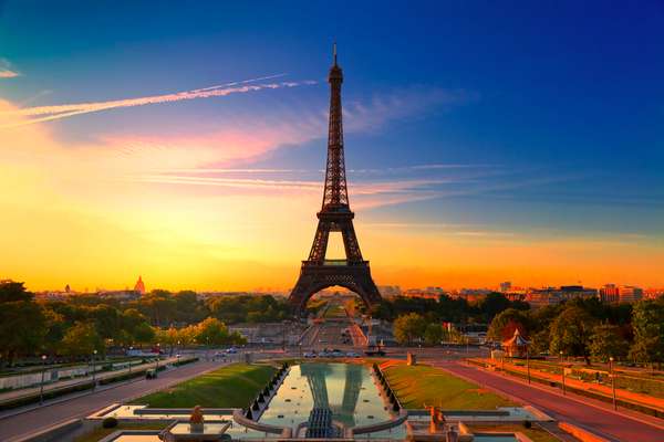 Paris - Uma lista de destinos românticos para cruzeiros não pode ficar sem a capital francesa. Paris é uma cidade muito procurada por casais para comemorar datas especiais como luas de mel e aniversários de casamento. Os cartões-postais da cidade como a Torre Eiffel, o Arco do Triunfo e a Champs-Elysées são ótimos para passeios a dois