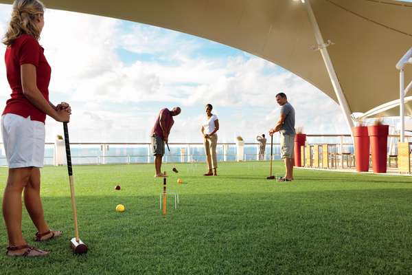 Com gramado de verdade, o Celebrity Equinox oferece campo de golf aos seus hóspedes. Essa é só uma das muitas atividades para que o passageiro se sinta envolvido durante o cruzeiro. Destaque também para o AquaSpa com tratamentos exóticos, como a massagem tailandesa com ervas. A academia de ginástica também oferece aulas especializadas